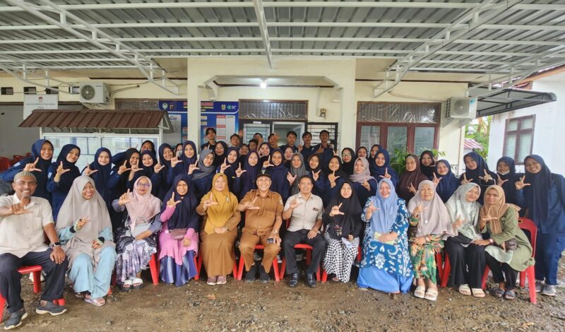 Foto bersama mahasiswa Kesling Poltekkes Aceh bersama unsur DLHK3 dan Aparatur Gampong Peurada