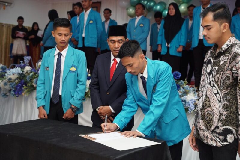 Ahmad Yusuf menandatangani berita acara yang disaksikan Wakil Rektor III USM 