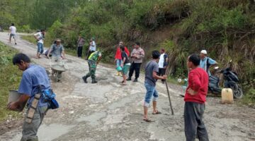 Karya Bakti, Babinsa Koramil 07/ Blangjerango Bersama Masyarakat Perbaiki Jalan